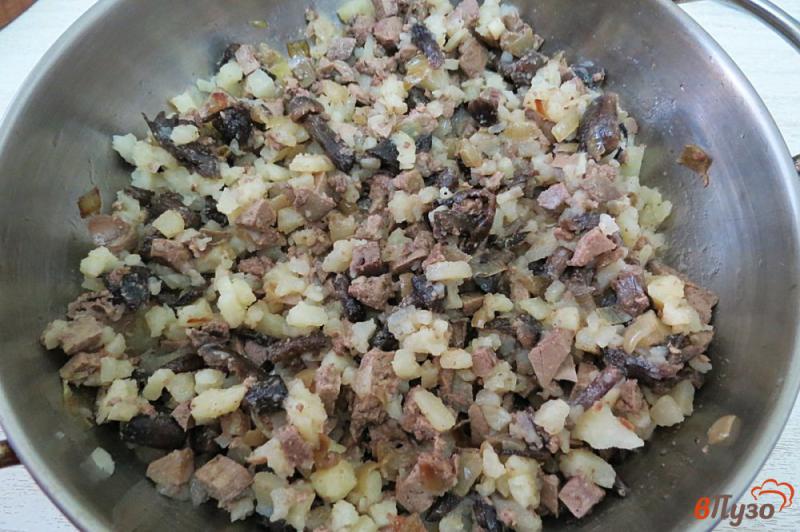 Фото приготовление рецепта: Картофель фаршированный печенью и грибами шаг №11