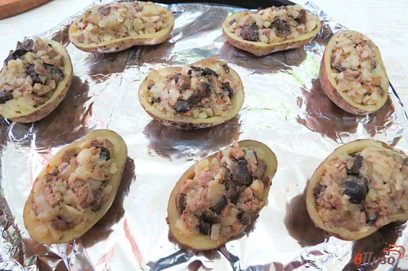 Фото приготовление рецепта: Картофель фаршированный печенью и грибами шаг №13