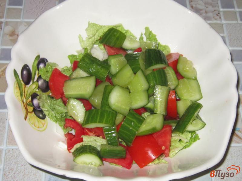 Фото приготовление рецепта: Салат овощной с малосольными огурчиками шаг №3