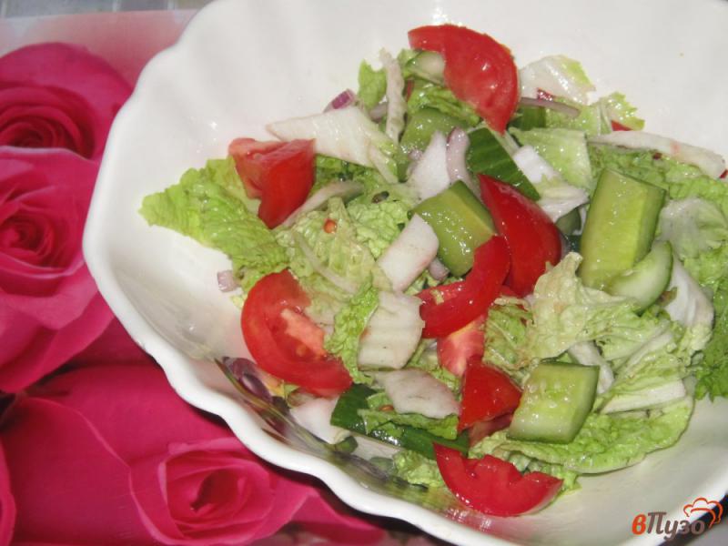 Фото приготовление рецепта: Салат овощной с малосольными огурчиками шаг №5
