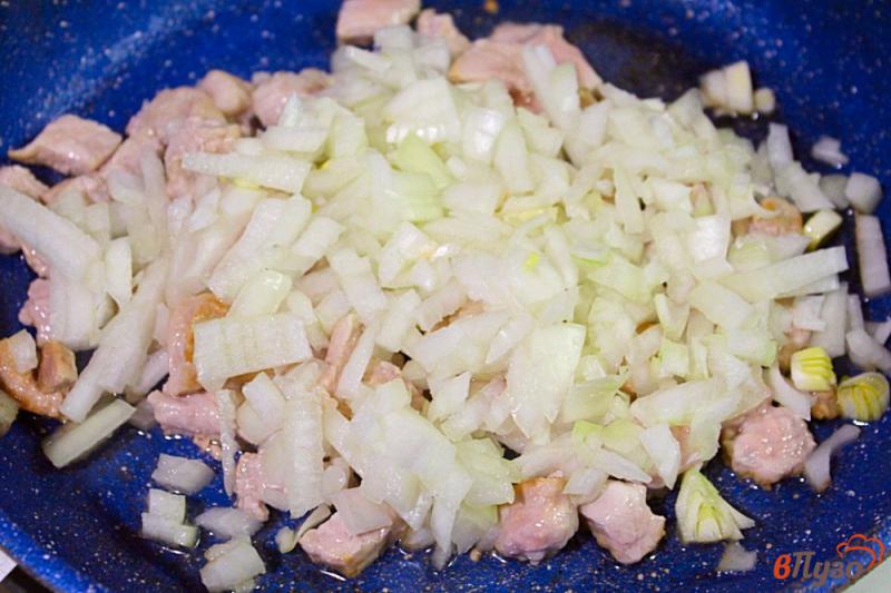 Фото приготовление рецепта: Рис со свининой, перцем и черри шаг №2
