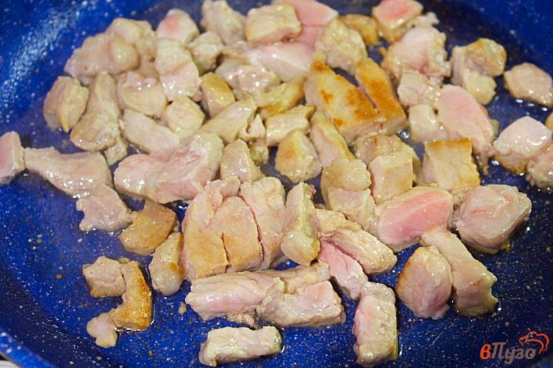 Фото приготовление рецепта: Рис со свининой, перцем и черри шаг №1