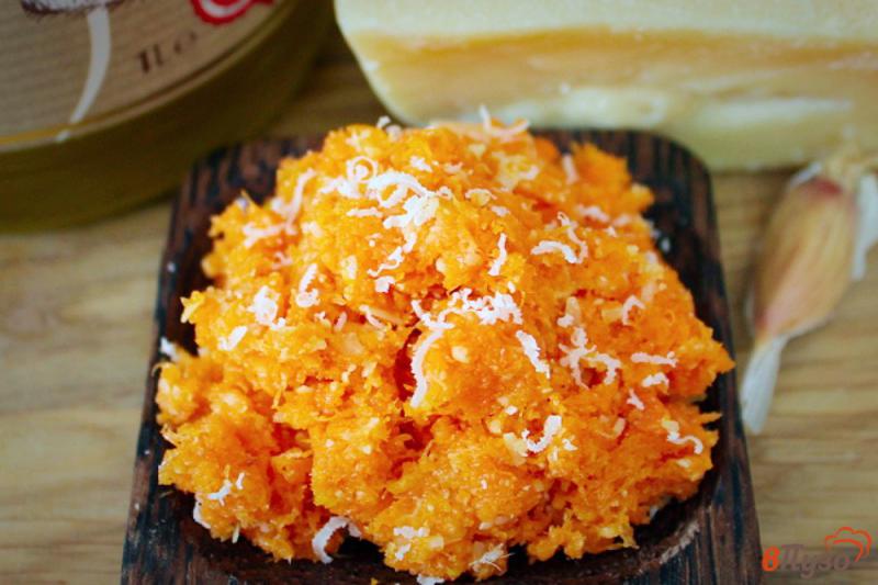 Фото приготовление рецепта: Морковный салат с чесноком и сыром шаг №5