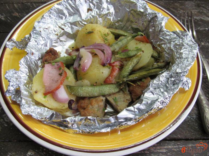 Фото приготовление рецепта: Запеченный картофель с горошком в фольге шаг №5