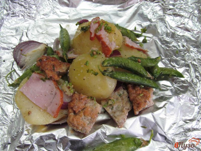 Фото приготовление рецепта: Запеченный картофель с горошком в фольге шаг №4
