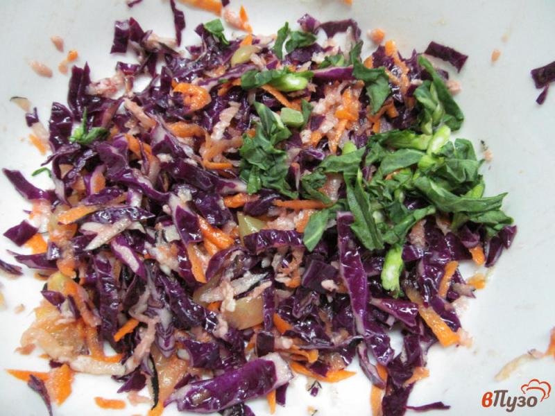 Фото приготовление рецепта: Капустный салат с редькой шаг №3