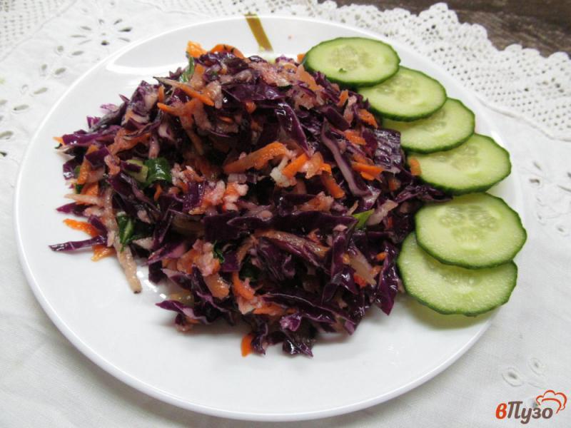Фото приготовление рецепта: Капустный салат с редькой шаг №4