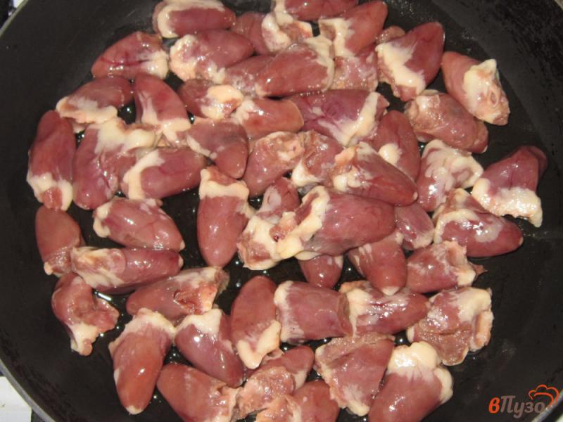 Фото приготовление рецепта: Куриные сердечки в сливочном соусе с чесноком и имбирем шаг №2