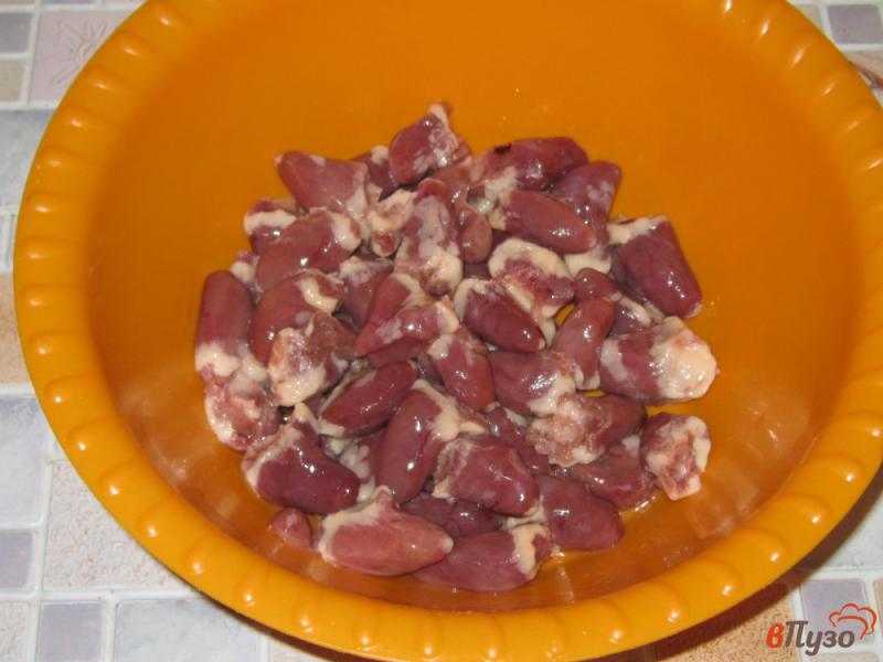 Фото приготовление рецепта: Куриные сердечки в сливочном соусе с чесноком и имбирем шаг №1