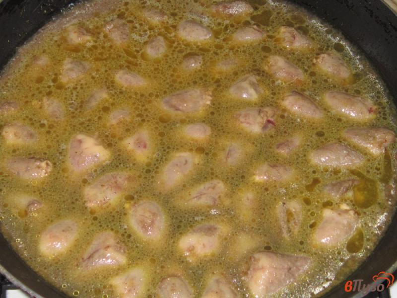 Фото приготовление рецепта: Куриные сердечки в сливочном соусе с чесноком и имбирем шаг №4