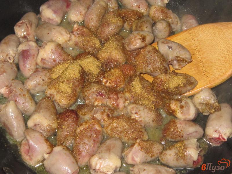 Фото приготовление рецепта: Куриные сердечки в сливочном соусе с чесноком и имбирем шаг №3