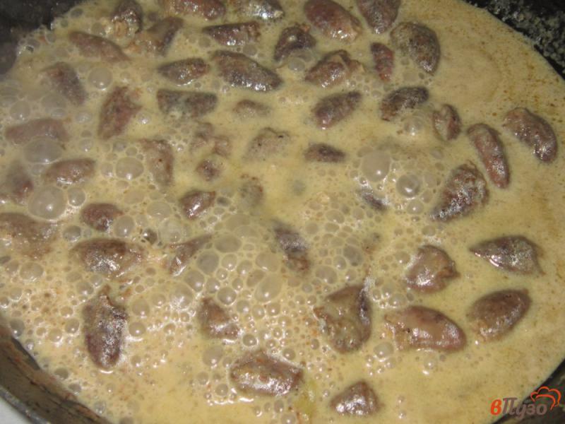 Фото приготовление рецепта: Куриные сердечки в сливочном соусе с чесноком и имбирем шаг №6