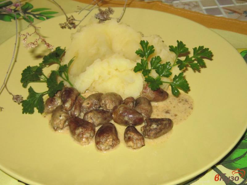 Фото приготовление рецепта: Куриные сердечки в сливочном соусе с чесноком и имбирем шаг №7