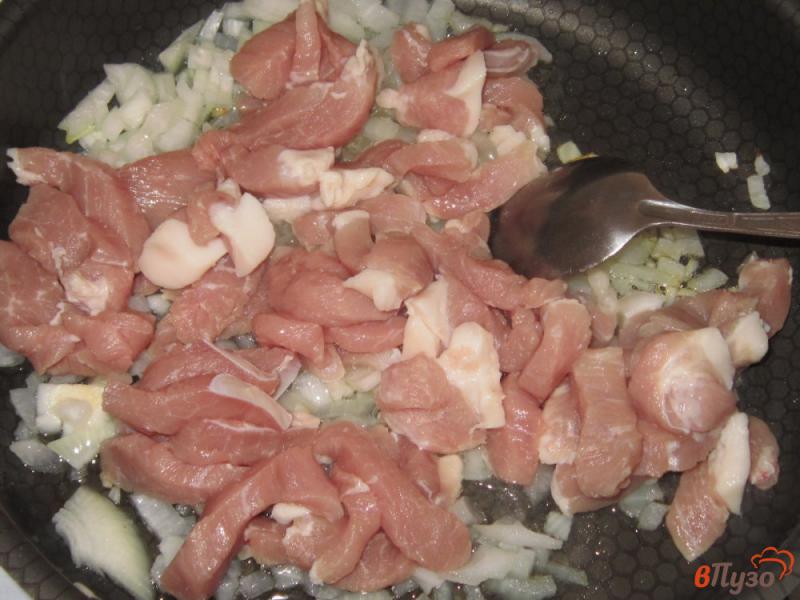 Фото приготовление рецепта: Картофельная запеканка со свининой и шампиньонами шаг №2