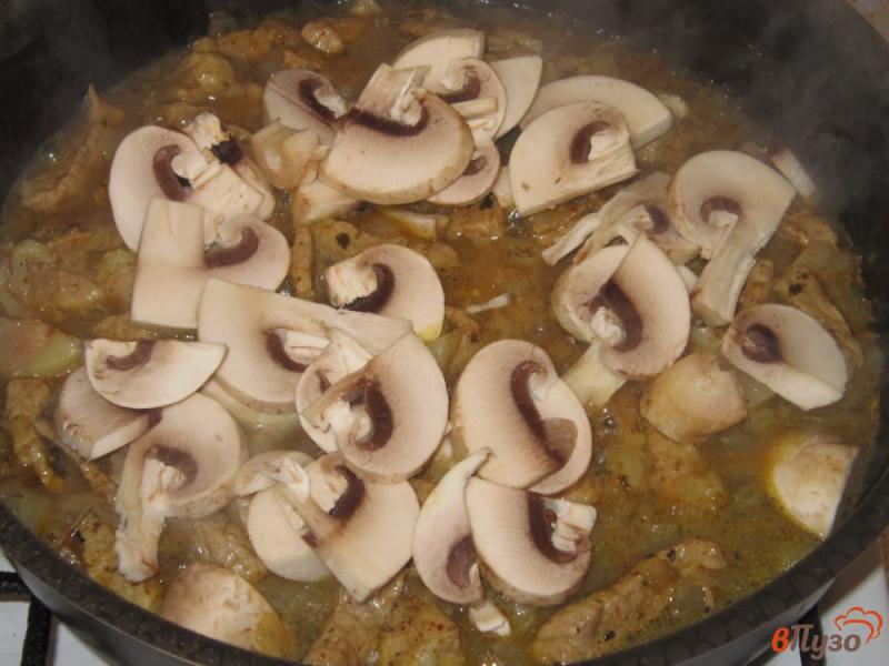 Фото приготовление рецепта: Картофельная запеканка со свининой и шампиньонами шаг №5