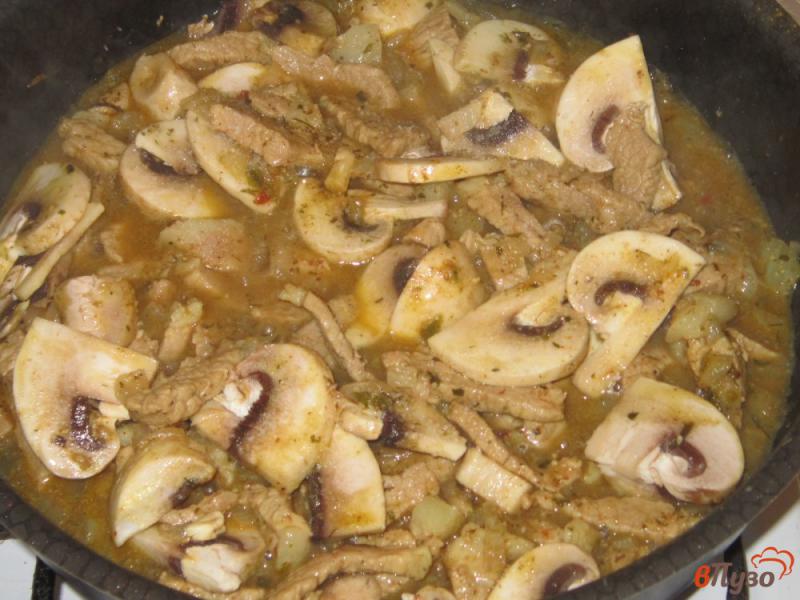 Фото приготовление рецепта: Картофельная запеканка со свининой и шампиньонами шаг №6