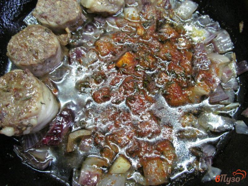 Фото приготовление рецепта: Паприкаш из фасоли с домашней колбасой шаг №4