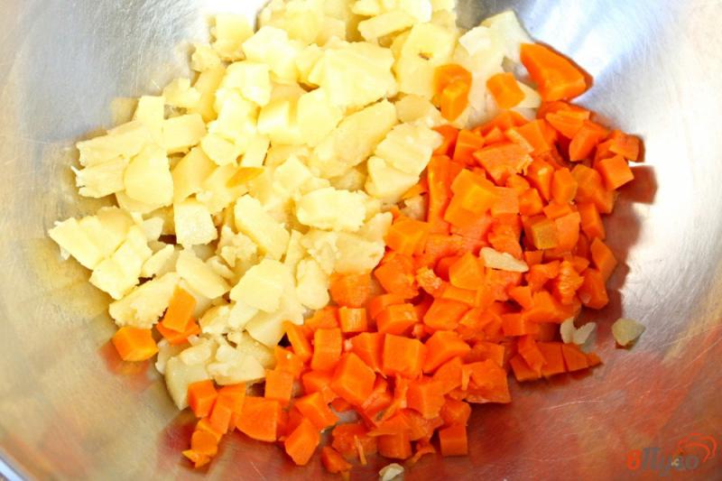 Фото приготовление рецепта: Зимний салат из вареных овощей, с огурцами и сосисками шаг №1