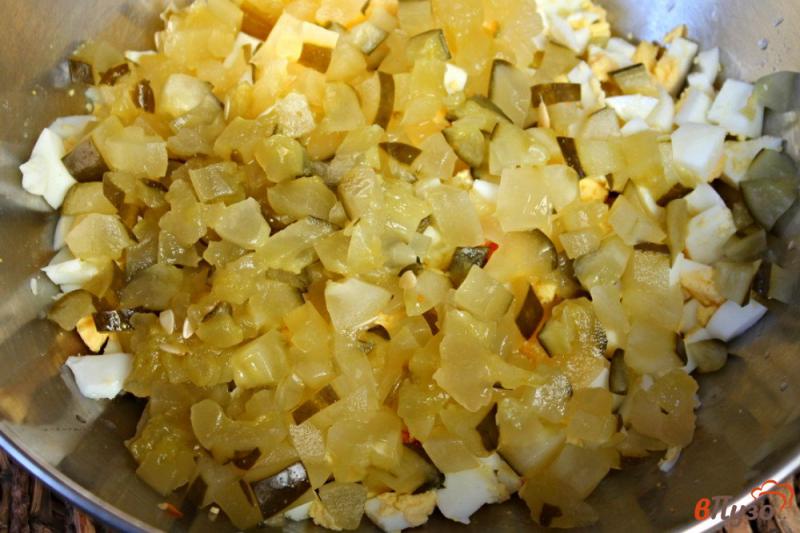 Фото приготовление рецепта: Зимний салат из вареных овощей, с огурцами и сосисками шаг №3