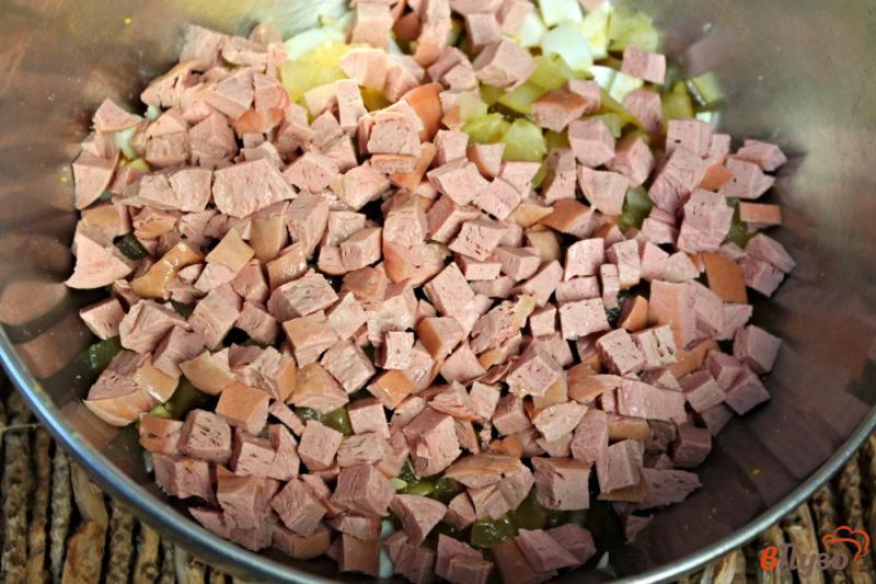 Фото приготовление рецепта: Зимний салат из вареных овощей, с огурцами и сосисками шаг №4