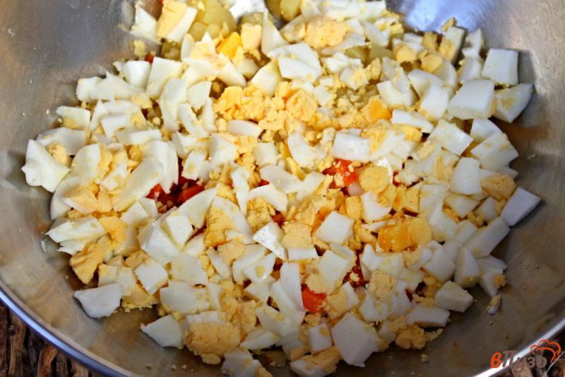Фото приготовление рецепта: Зимний салат из вареных овощей, с огурцами и сосисками шаг №2