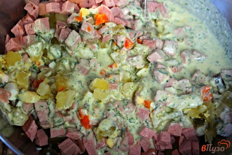 Фото приготовление рецепта: Зимний салат из вареных овощей, с огурцами и сосисками шаг №5