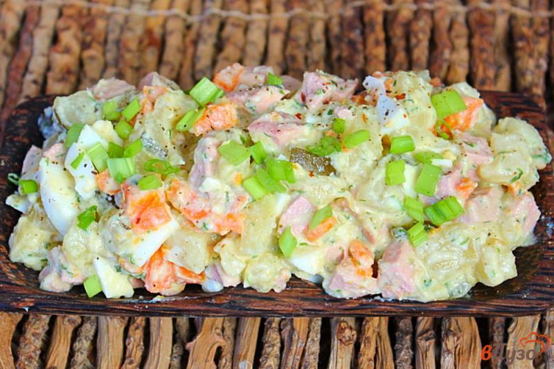 Фото приготовление рецепта: Зимний салат из вареных овощей, с огурцами и сосисками шаг №6