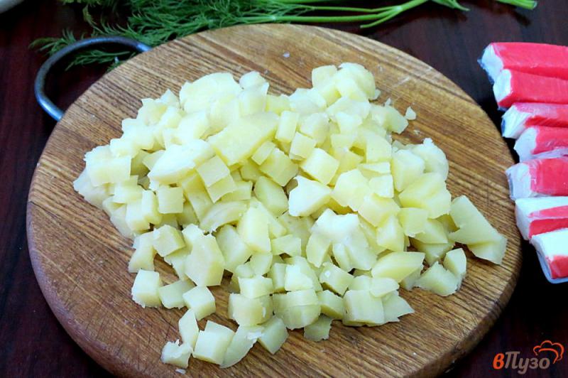 Фото приготовление рецепта: Салат с картофелем и крабовыми палочками шаг №3