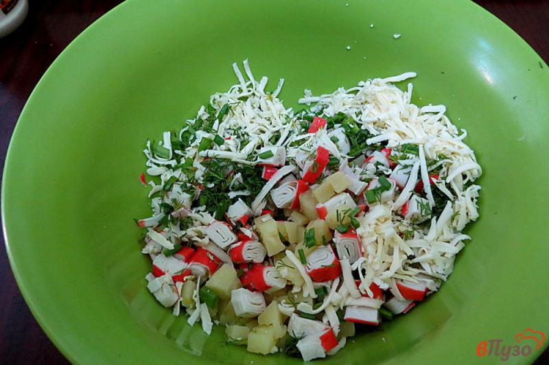 Фото приготовление рецепта: Салат с картофелем и крабовыми палочками шаг №6