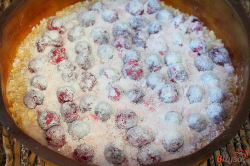 Фото приготовление рецепта: Овсяный пирог с вишневой начинкой шаг №6