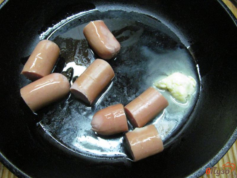 Фото приготовление рецепта: Сосиски с фасолью и капустой шаг №1