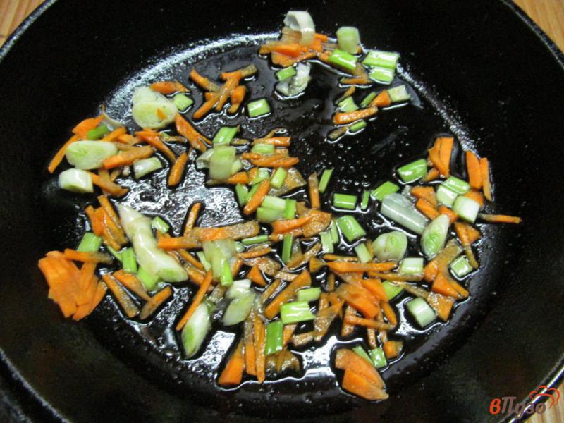 Фото приготовление рецепта: Сосиски с фасолью и капустой шаг №2
