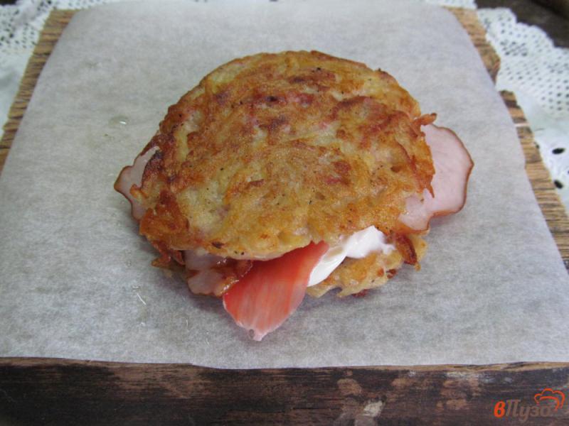Фото приготовление рецепта: Сэндвич из дерунов с редькой шаг №6