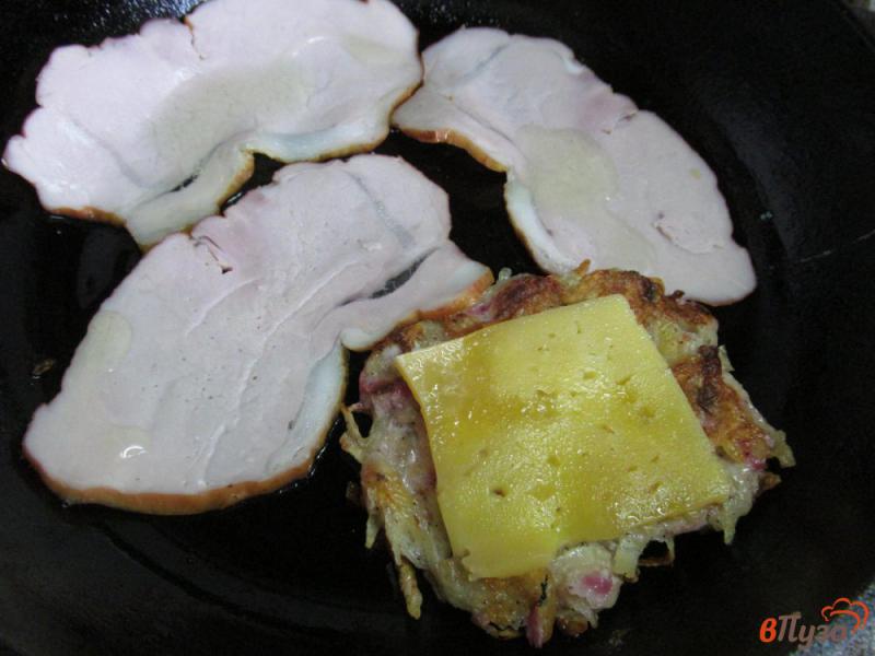 Фото приготовление рецепта: Сэндвич из дерунов с редькой шаг №4