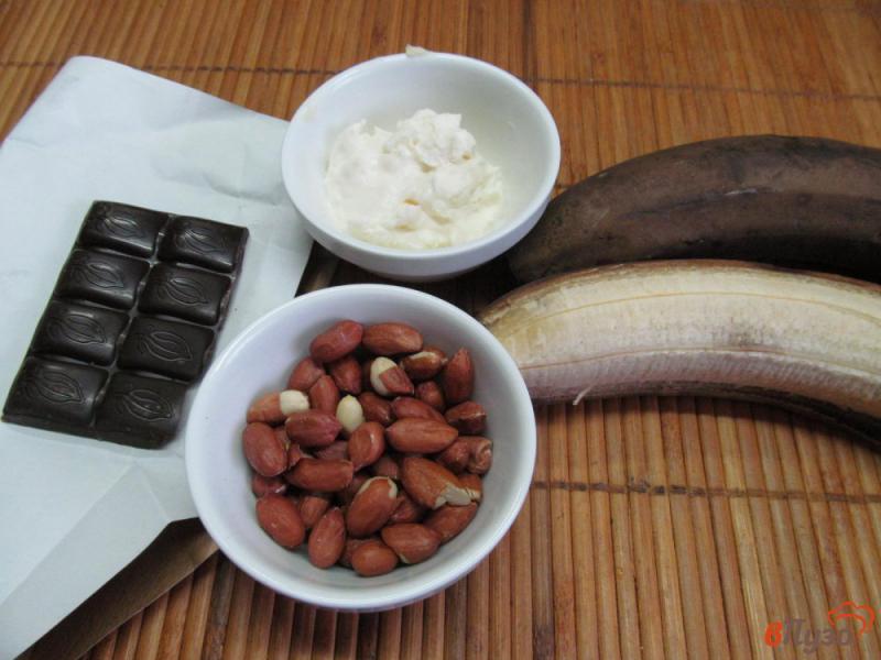 Фото приготовление рецепта: Банановое мороженое в шоколаде и орехах шаг №1