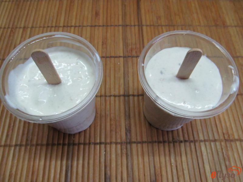Фото приготовление рецепта: Банановое мороженое в шоколаде и орехах шаг №4