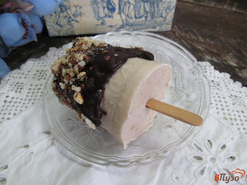 Фото приготовление рецепта: Банановое мороженое в шоколаде и орехах шаг №8