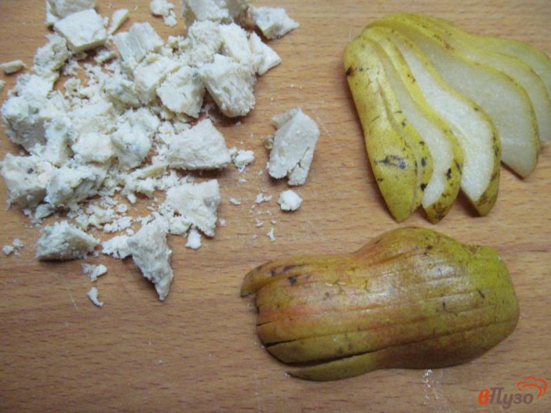 Фото приготовление рецепта: Несладкий пирог с грушей и сыром с плесенью шаг №2