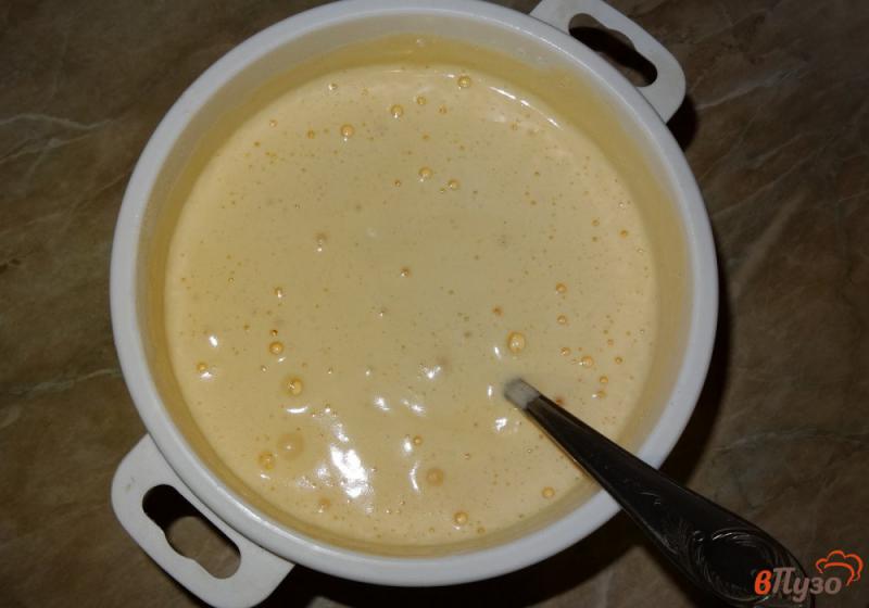 Фото приготовление рецепта: Бисквитный пирог с желейной пропиткой шаг №2