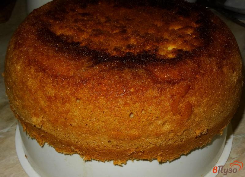 Фото приготовление рецепта: Бисквитный пирог с желейной пропиткой шаг №4