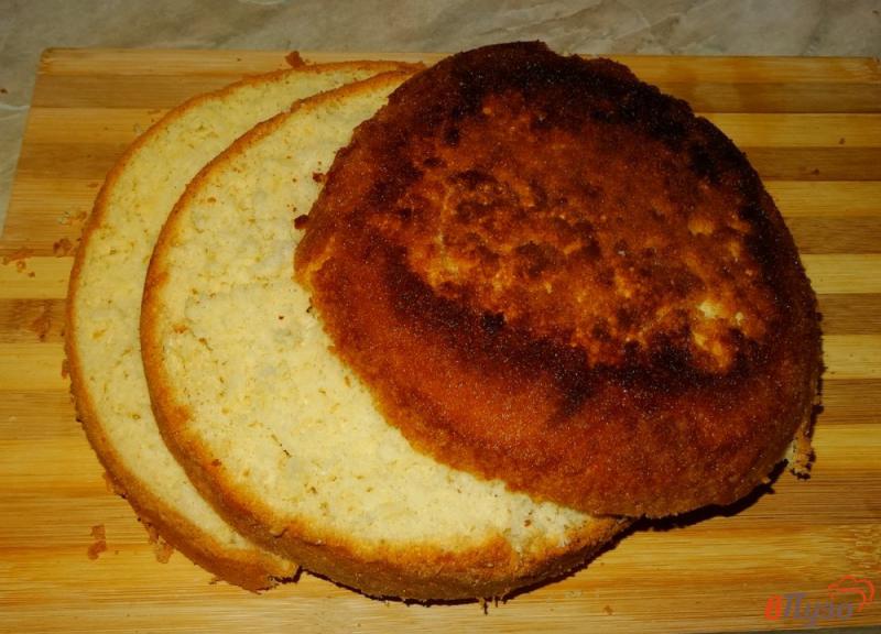 Фото приготовление рецепта: Бисквитный пирог с желейной пропиткой шаг №5