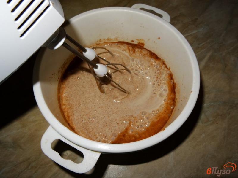 Фото приготовление рецепта: Бисквитный пирог с желейной пропиткой шаг №8