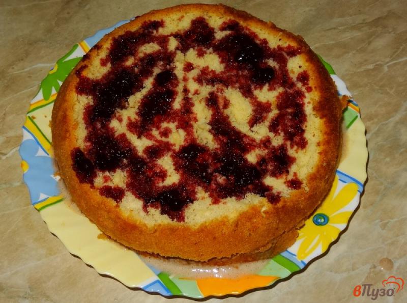 Фото приготовление рецепта: Бисквитный пирог с желейной пропиткой шаг №10