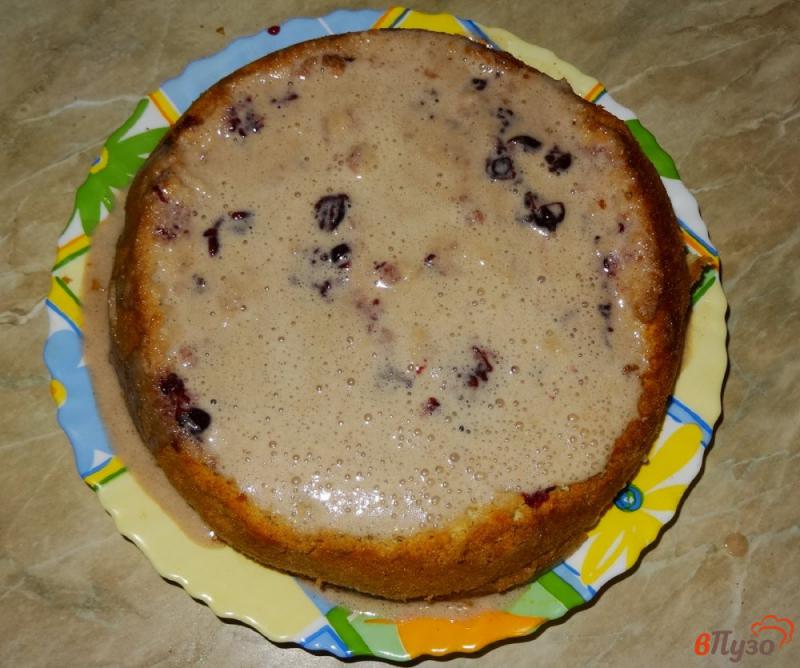 Фото приготовление рецепта: Бисквитный пирог с желейной пропиткой шаг №11