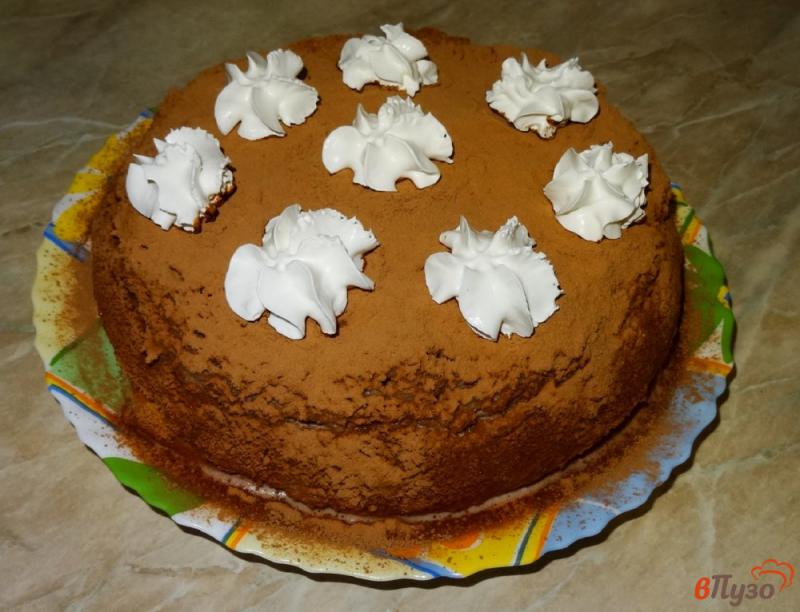 Фото приготовление рецепта: Бисквитный пирог с желейной пропиткой шаг №15
