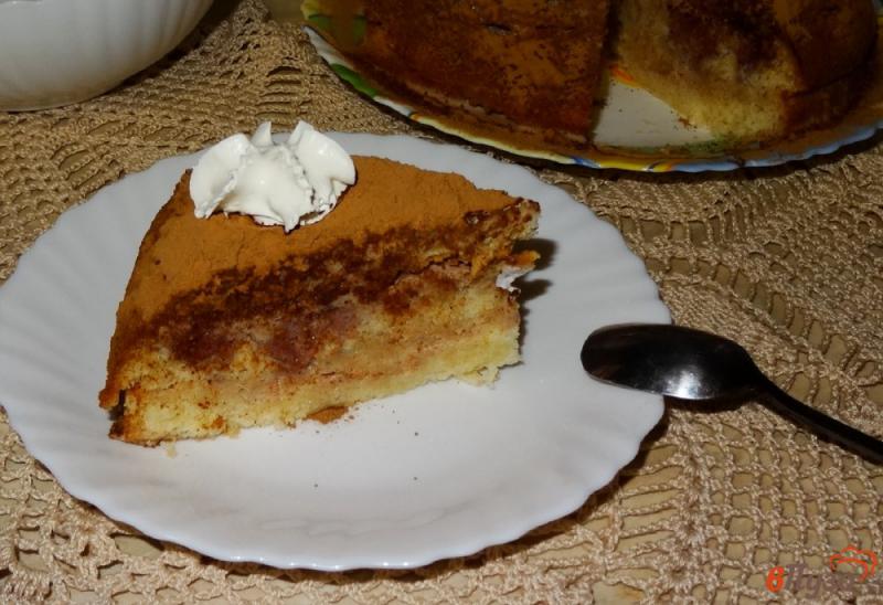 Фото приготовление рецепта: Бисквитный пирог с желейной пропиткой шаг №16