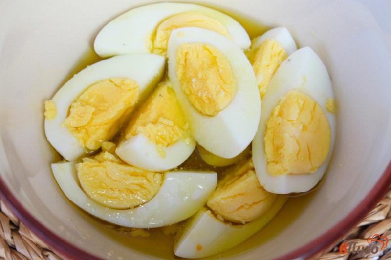 Фото приготовление рецепта: Соус яичный с чесноком и лимоном шаг №2