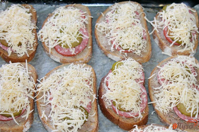 Фото приготовление рецепта: Горячие бутерброды с паштетом, копченой колбасой и огурцом шаг №5