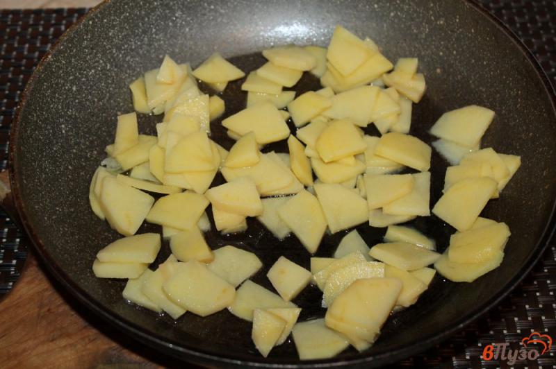 Фото приготовление рецепта: Жареный картофель с чесноком и курицей шаг №2