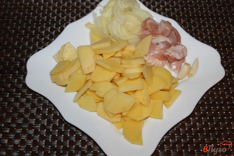 Фото приготовление рецепта: Жареный картофель с чесноком и курицей шаг №1